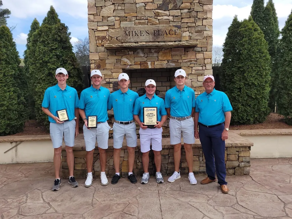 Group photo of golf team with award